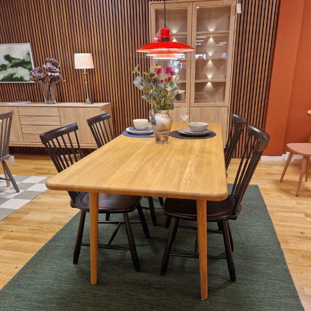 Bild på Miss Holly matbord med Lilla Åland stolar (butiks ex) 