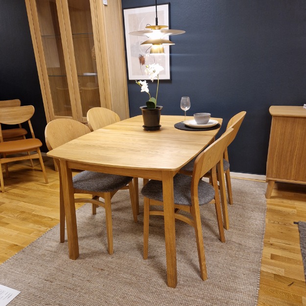 Bild på Verona matbord med Rainbow stolar från HansK (butiks ex)