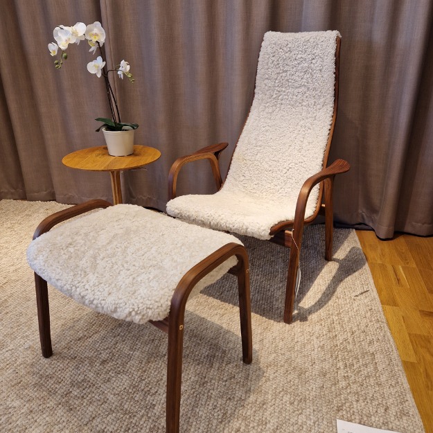 Bild på Lamino fårskinnsfåtölj inkl pall (butiks ex)